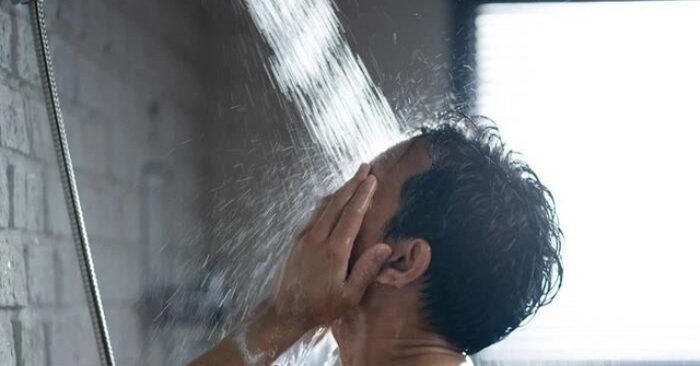 Tắm nước nóng tuổi 60: Nguy cơ tiềm ẩn và cách phòng tránh an toàn