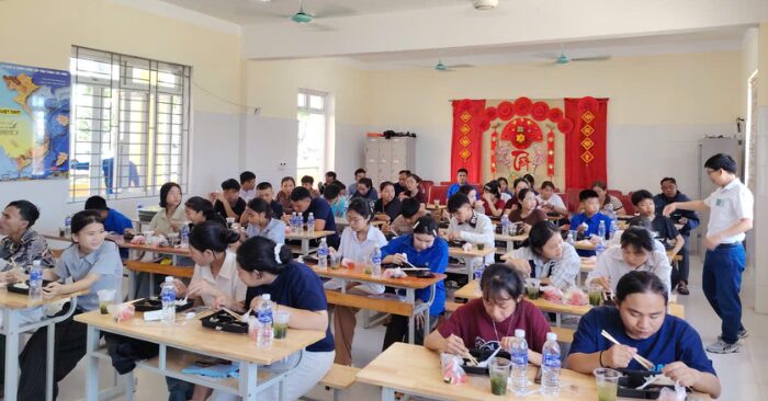 Suất cơm miễn phí: Tiếp sức sĩ tử Nghệ An thi lớp 10