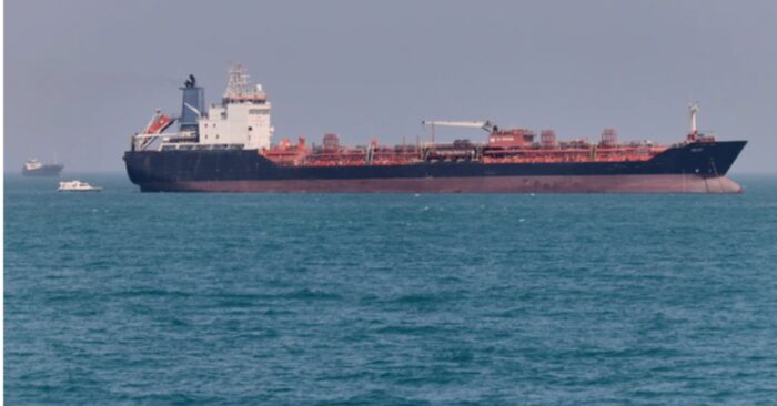 Eo biển hormuz vẫn bị iran cấm tàu các quốc gia thù địch