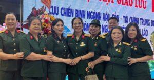 bước ra từ chiếc giường bệnh