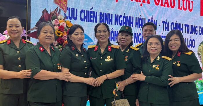 bước ra từ chiếc giường bệnh