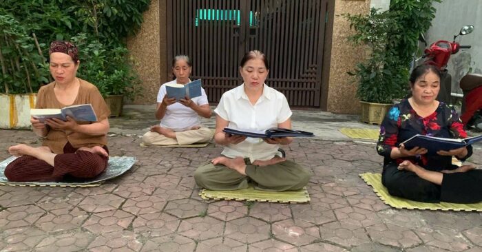 bước ra từ chiếc giường bệnh
