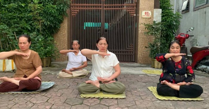 bước ra từ chiếc giường bệnh
