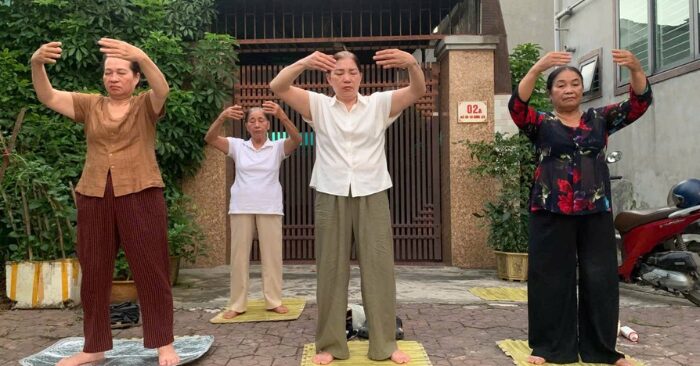 bước ra từ chiếc giường bệnh