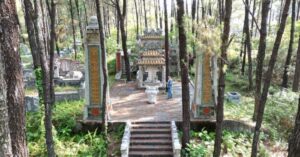 Lăng vua Hiệp Hòa giữa rừng thông Huế