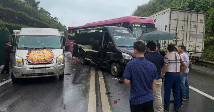 Cao tốc Nội Bài - Lào Cai: Bốn ô tô va chạm liên hoàn
