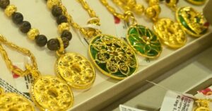 Giá vàng trong nước và thế giới đồng loạt lao dốc vì áp lực Fed