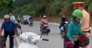 Vi phạm nồng độ cồn: Vợ dùng chiêng ngăn cảnh sát tại Lào Cai