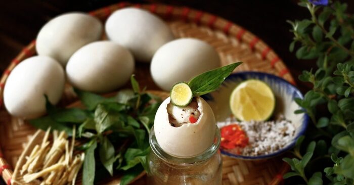 Trứng vịt lộn: Nguy cơ tiềm ẩn từ món ăn giàu năng lượng