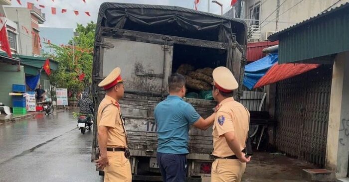 Tóp mỡ bẩn: Chặn đứng chuyến xe chở hơn hai tấn thực phẩm mốc