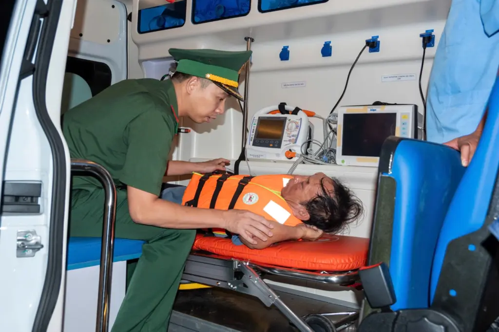 Xuyên đêm cứu nạn ngư dân