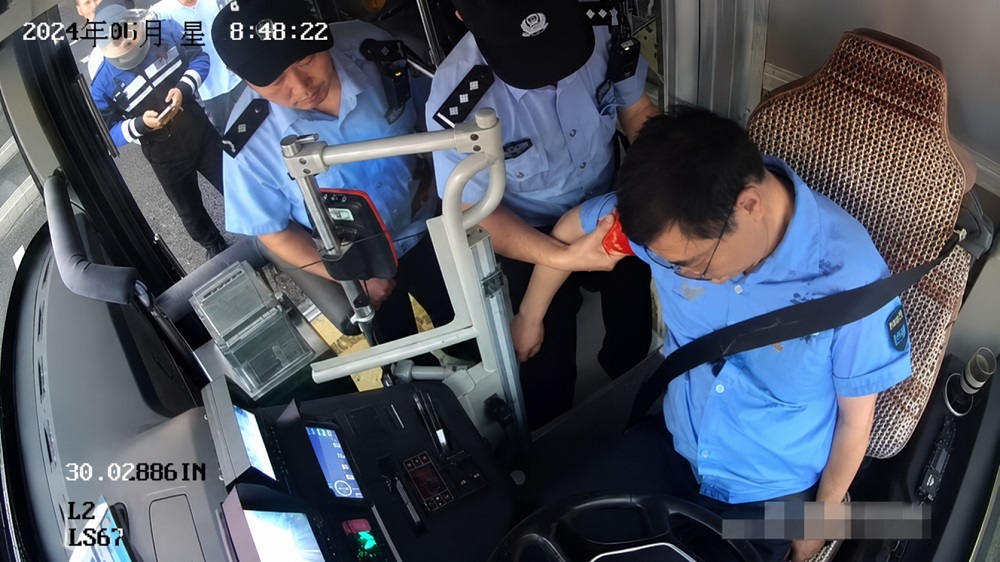 Tài xế xe buýt bất ngờ đột quỵ khi đang lái xe nhưng vẫn cố đạp phanh cứu 12 hành khách trước khi qua đời.