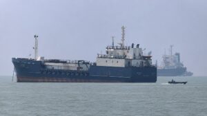 Tàu hàng hư hại sau khi trúng vật thể chưa xác định tại eo biển Hormuz, làm dấy lên lo ngại về an ninh hàng hải. Xem chi tiết vụ việc.