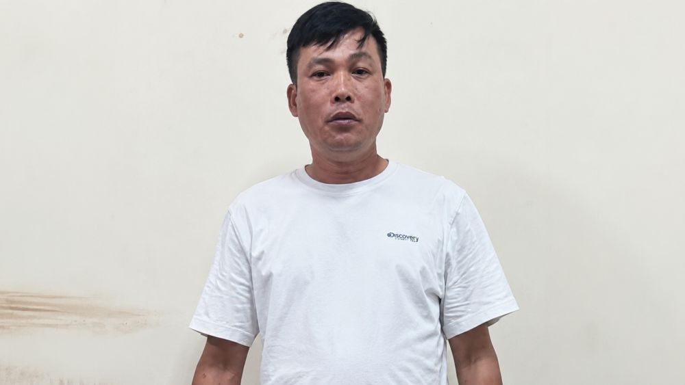 Đối tượng truy nã Trịnh Văn Sơn bị bắt ngay khi nhập cảnh qua sân bay Tân Sơn Nhất sau thời gian bỏ trốn ra nước ngoài.