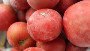 Cận cảnh những quả cà chua tươi với màu đỏ tự nhiên, minh họa cho nội dung về cà chua và thực phẩm tươi.
