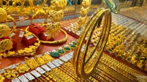 Giá vàng SJC ngày 25/6 tiếp tục giảm, nhiều doanh nghiệp đồng loạt hạ giá niêm yết, người mua vàng đối mặt khoản lỗ lớn.