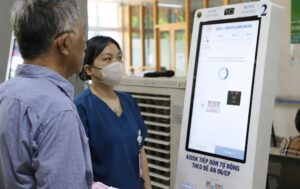 Khám trái tuyến từ 1/7 được BHYT thanh toán trong nhiều trường hợp. Tìm hiểu những thay đổi mới và quyền lợi người tham gia BHYT.