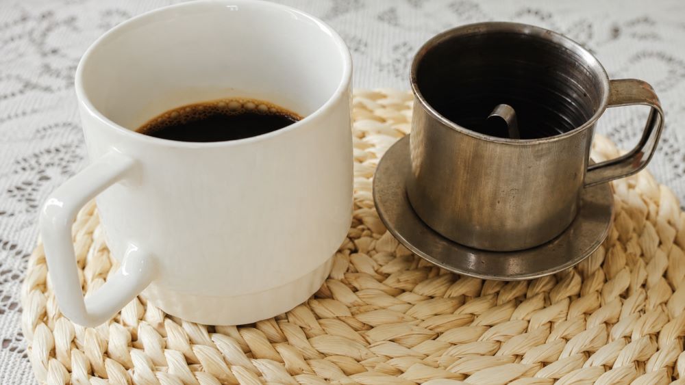 Uống cà phê ảnh hưởng sinh lý nam thế nào? Tìm hiểu tác động của caffeine đến sức khỏe sinh lý và cách sử dụng cà phê hợp lý.