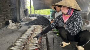 Đặc sản cá thu nướng xứ Nghệ được chế biến công phu tại các cơ sở sản xuất, góp phần giữ gìn hương vị truyền thống và phát triển địa phương.