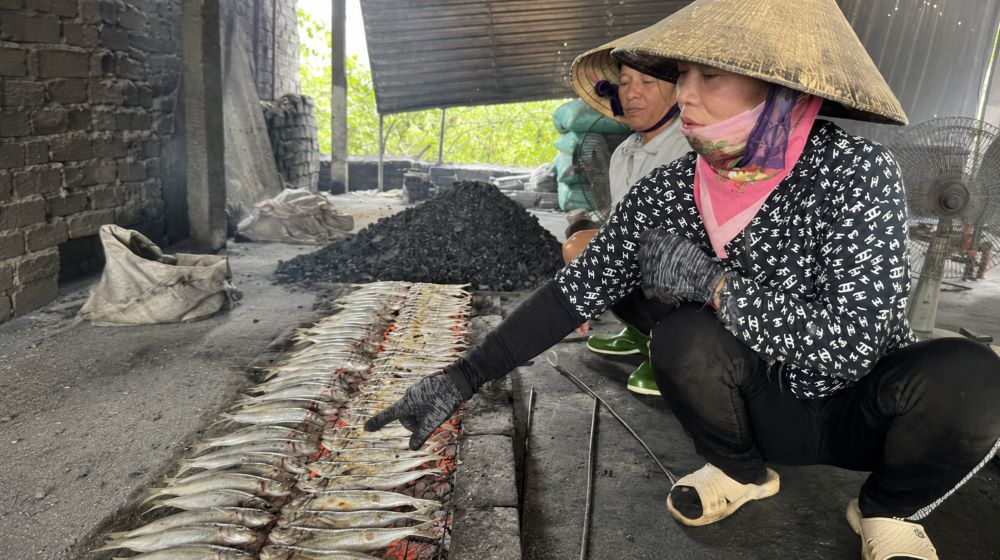 Đặc sản cá thu nướng xứ Nghệ được chế biến công phu tại các cơ sở sản xuất, góp phần giữ gìn hương vị truyền thống và phát triển địa phương.