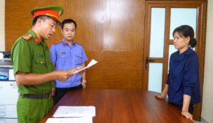 Khởi tố người phụ nữ dùng vòi rửa xe cao áp gây thương tích cho người bán rau tại Phú Thọ, vụ việc đang được cơ quan điều tra xử lý.