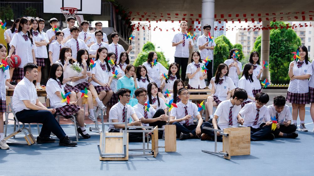 Lớp 9A5 gây chú ý với 4 thủ khoa, 2 á khoa và 104 lượt đỗ chuyên tại Hà Nội. Câu chuyện truyền cảm hứng về môi trường học tập.