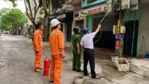 Nhiều cột điện ở Thanh Hóa bất ngờ bốc cháy, lực lượng chức năng nhanh chóng hỗ trợ dập lửa, đảm bảo an toàn. Xem chi tiết vụ việc.