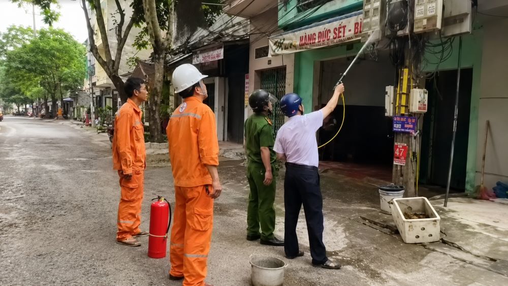 Nhiều cột điện ở Thanh Hóa bất ngờ bốc cháy, lực lượng chức năng nhanh chóng hỗ trợ dập lửa, đảm bảo an toàn. Xem chi tiết vụ việc.