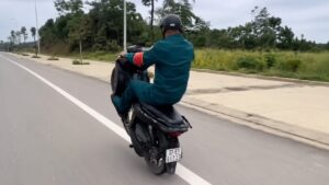 Nam thanh niên ở Lào Cai bị xử lý sau hành vi bốc đầu xe máy trên đường. Vụ việc được xác minh và xử phạt theo quy định.