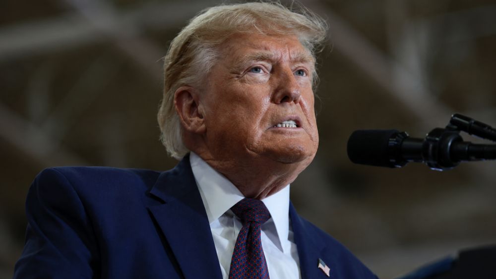 Tổng thống Trump phản ứng gay gắt trước nghị quyết yêu cầu chấm dứt chiến sự với Iran, làm dấy lên tranh cãi về quyền lực chiến tranh.
