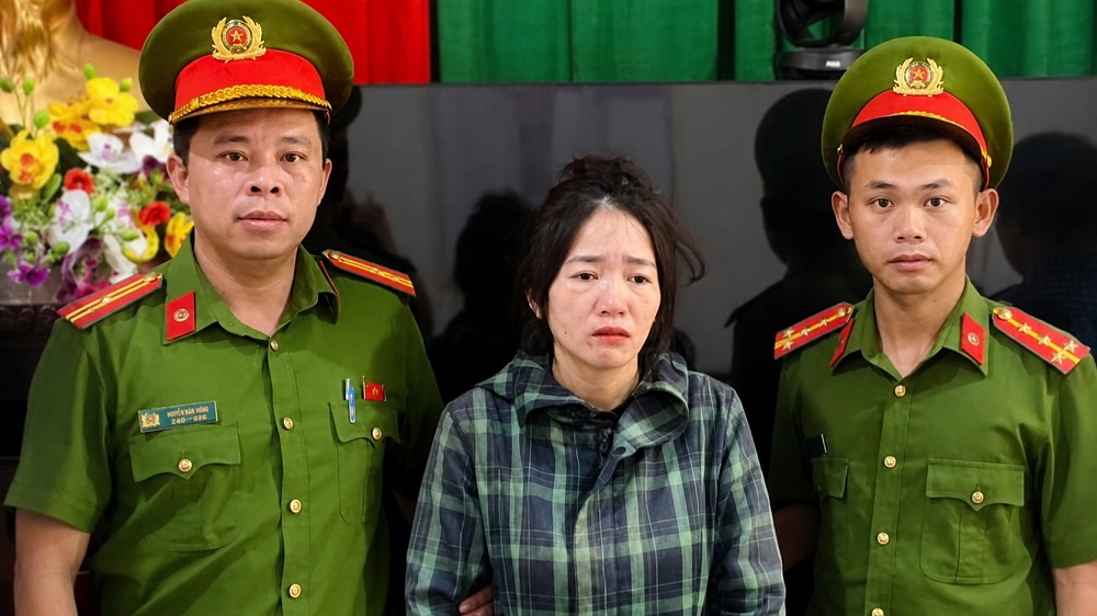 Nữ đối tượng truy nã đặc biệt nguy hiểm Đoàn Thị Thơ bị bắt sau hơn một năm lẩn trốn, chấm dứt quá trình truy tìm của cơ quan công an.