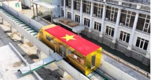 Tàu điện dát vàng