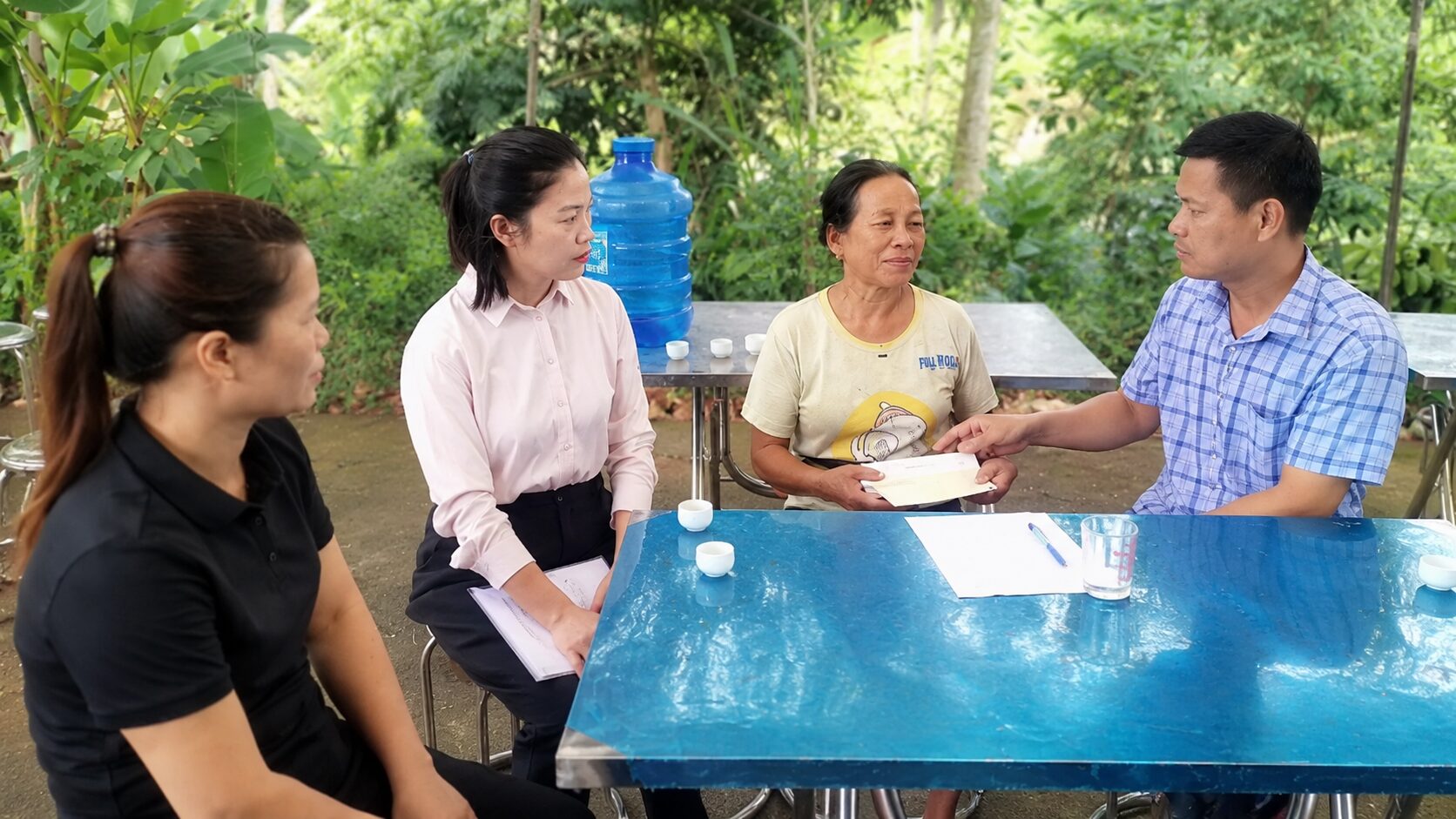 Đại diện UBND xã Bắc Quang đến thăm hỏi, động viên gia đình nạn nhân, thể hiện sự sẻ chia và hỗ trợ kịp thời từ chính quyền địa phương.