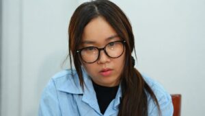Nguyễn Thị Kim Anh bị cáo buộc dụ cụ bà ở Hà Nội ký 74 hợp đồng kỳ nghỉ, gây thiệt hại gần 20 tỷ đồng. Xem chi tiết vụ việc.