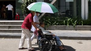 Nắng nóng trên 40 độ C có nên uống Oresol thay nước? Chuyên gia khuyến cáo cách bù nước đúng để bảo vệ sức khỏe.