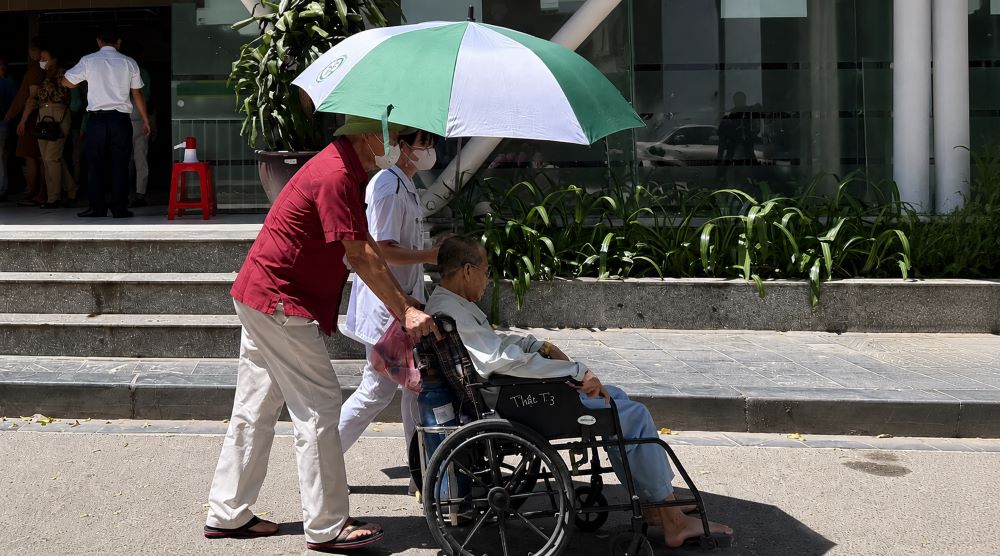 Nắng nóng trên 40 độ C có nên uống Oresol thay nước? Chuyên gia khuyến cáo cách bù nước đúng để bảo vệ sức khỏe.