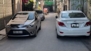 Chủ nhà bị phạt 2,5 triệu đồng vì đỗ ôtô chắn lối đi trong ngõ nhỏ. Diễn biến vụ việc và quy định xử phạt ra sao?