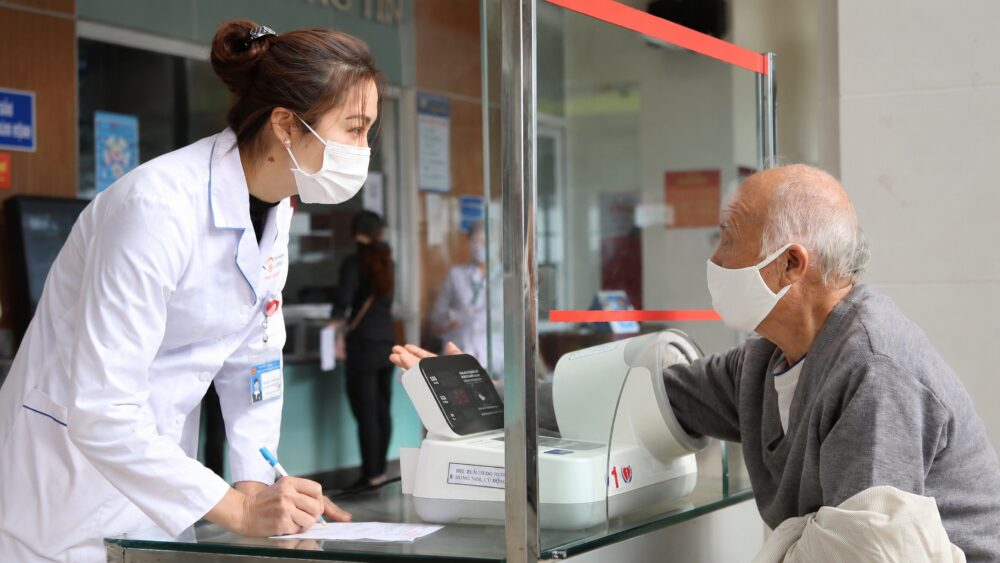 Bộ Y tế phản hồi đề xuất miễn phí bảo hiểm y tế cho người từ 65 tuổi, nêu rõ cơ sở pháp lý và khả năng triển khai thời gian tới.