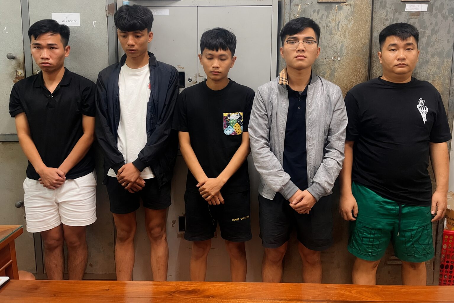 Nhóm người mở loa kéo công suất lớn để đòi nợ tại làng chài, gây mất an ninh trật tự. Diễn biến vụ việc khiến dư luận chú ý