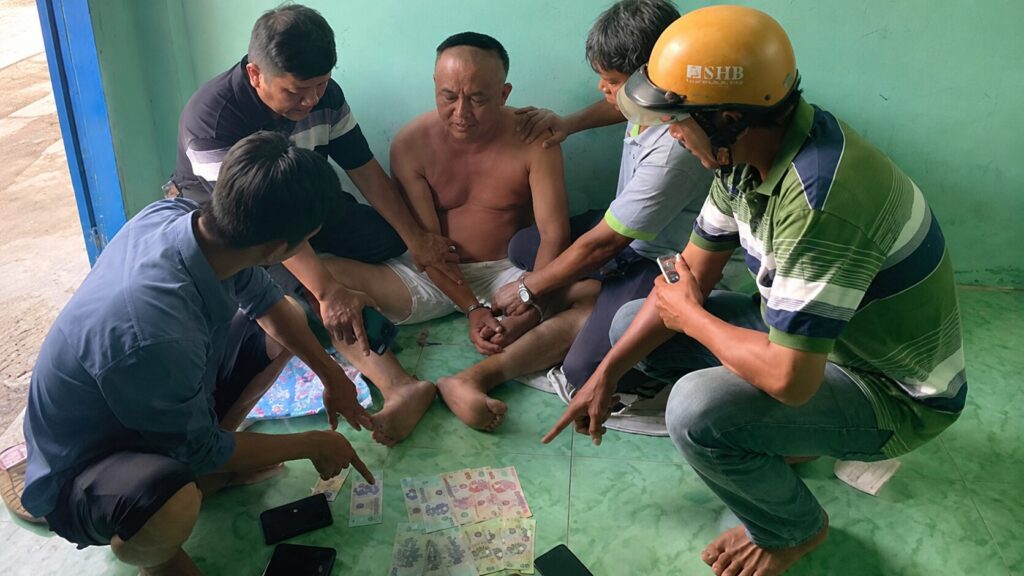 Công an bắt khẩn cấp nghi phạm đánh ông lão bán vé số ở Tây Ninh, vụ việc gây bức xúc dư luận và đang được điều tra.