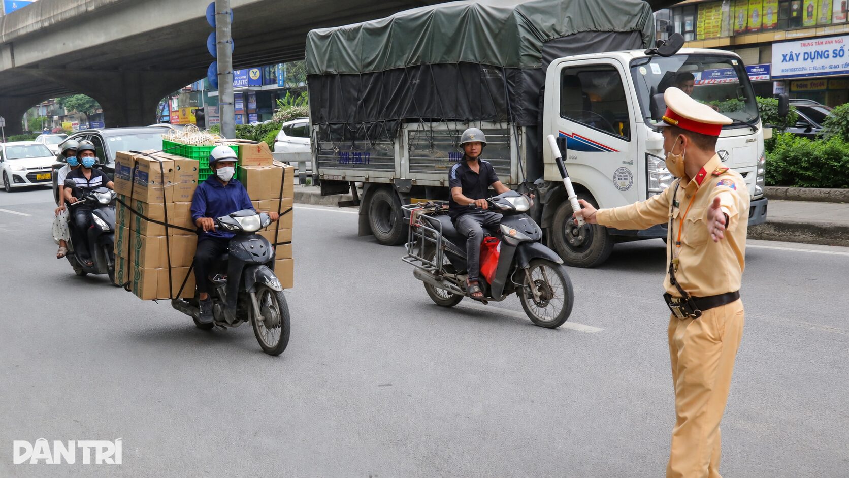 CSGT xử lý nhiều trường hợp chở hàng cồng kềnh vi phạm giao thông, nhiều tài xế cho biết phải làm vậy để mưu sinh