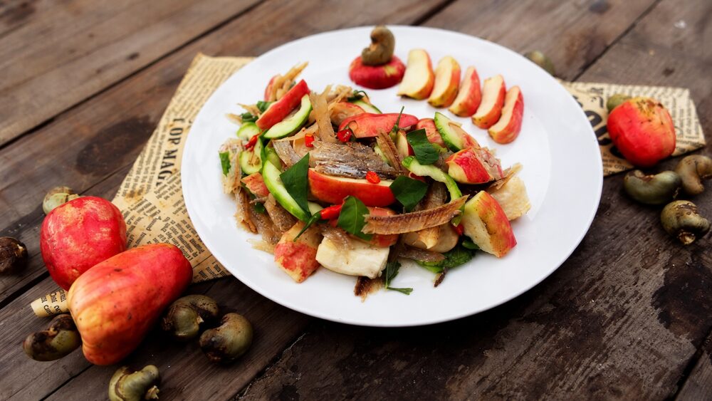 Gỏi trái cây mùa hè với gỏi trái điều khô cá hố lạ miệng, thanh mát, hấp dẫn, mang đến trải nghiệm ẩm thực độc đáo