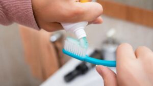 Nên đánh răng trước hay sau khi ăn? Chuyên gia giải thích thời điểm phù hợp để bảo vệ men răng và chăm sóc răng miệng hiệu quả.