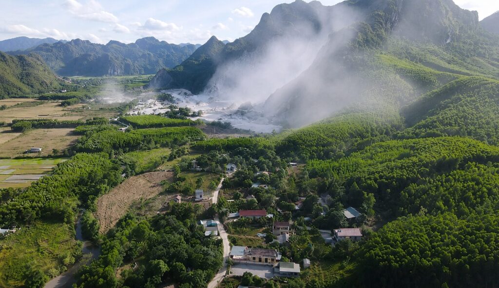 Gần 20 năm sống trong bụi đá, người dân bản Khe Dây chịu ảnh hưởng từ hoạt động khai thác mỏ. Xem thực trạng cuộc sống nơi đây.