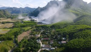 Gần 20 năm sống trong bụi đá, người dân bản Khe Dây chịu ảnh hưởng từ hoạt động khai thác mỏ. Xem thực trạng cuộc sống nơi đây.