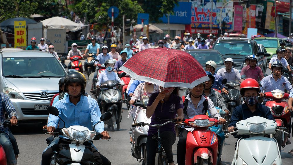 Nắng nóng miền Bắc và Trung Bộ bùng lên gay gắt, dự báo một tháng tới tiếp tục xuất hiện nhiều hiện tượng thời tiết cực đoan.