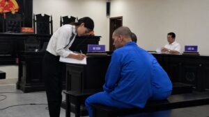 Vụ dàn cảnh bán ôtô hạng sang rồi cướp lại xe sau khi khách chuyển tiền được đưa ra xét xử, thu hút sự quan tâm dư luận.