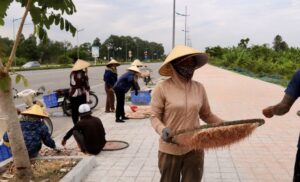 Thanh Hóa: vỉa hè phủ kín “lộc biển”, bà con phơi moi ven đường, phản ánh sinh kế vùng biển, thu hút sự chú ý của người dân và du khách.