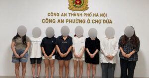 Công an phường Ô Chợ Dừa bắt quả tang 8 thiếu nữ trong một căn nhà tại Hà Nội. Xem diễn biến vụ việc mới nhất.