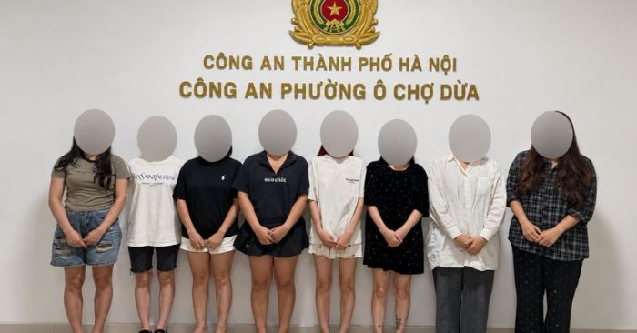 Công an phường Ô Chợ Dừa bắt quả tang 8 thiếu nữ trong một căn nhà tại Hà Nội. Xem diễn biến vụ việc mới nhất.